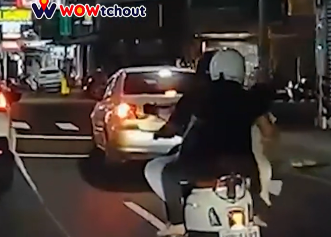 后座女子用「单手抱婴半身悬空」，让民眾捏一把冷汗。(翻摄脸书Wowtchout - 地图型行车纪录器分享平台)
