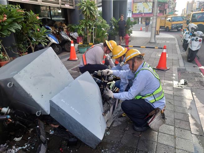 1輛汽車撞上路邊變電箱，造成三民區逾800戶停電。（台電提供）