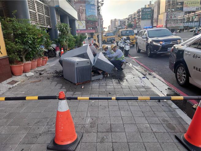 1輛汽車撞上路邊變電箱，造成三民區逾800戶停電。（台電提供）