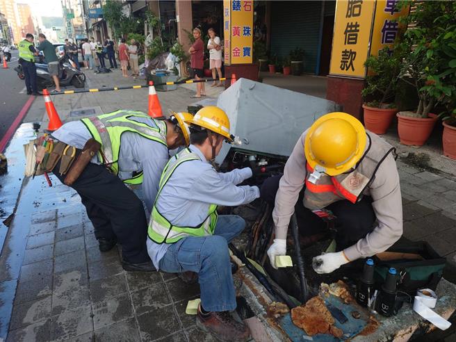 1輛汽車撞上路邊變電箱，造成三民區逾800戶停電。（台電提供）