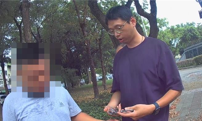 64歲的劉姓爺爺近期被虛擬貨幣投資群組詐騙23萬元，孫子得知後將計就計，22日用劉爺爺的手機將車手騙出來面交100萬元。（高市鳳山分局提供／楊舒婷高雄傳真）