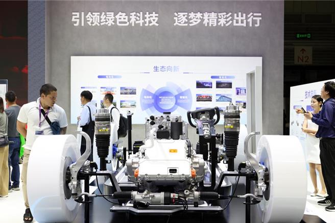 北京外國語大學區域與全球治理高等研究院教授崔洪建24日表示，中歐需要透過重啟對話與認知，適應不斷變化的現實並管控競爭；當前雙方經貿摩擦尚處在第一階段，仍為妥善解決糾紛留有窗口期。（摘自中新社）