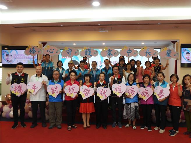 花莲县政府自2021年起，为期4年每年提供3000剂替长辈免费接种疫苗，今年施打期程已开跑，卫生局今天特别举办记者会，呼吁符合接种资格者儘速施打疫苗。（罗亦晽摄）