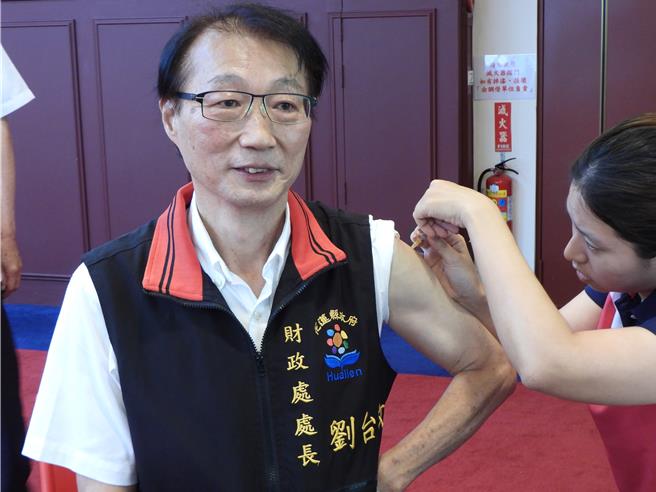 花莲县政府自2021年起，为期4年每年提供3000剂替长辈免费注射疫苗，今年施打期程已开跑，年约68岁的县府财政处长刘台文把握机会接种疫苗。（罗亦晽摄）