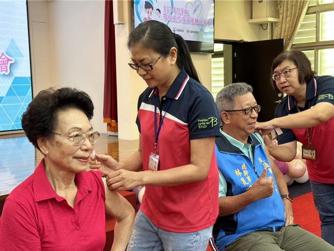 花莲县政府自2021年起，为期4年每年提供3000剂替长辈免费注射疫苗，今年施打期程已开跑，符合免费施打资格者，即日起可向13乡镇市卫生所预约施打。（罗亦晽摄）