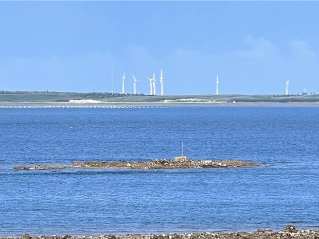 澎湖西屿大桥南端东侧的暗礁障碍灯去年遇颱风坏一年没人修，渔民22日登礁自力救济装设白铁的太阳能障碍警示灯。（渔民提供／许逸民澎湖传真）