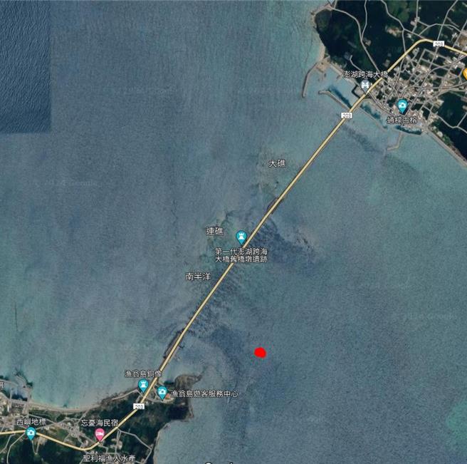 澎湖西屿大桥南端东侧的暗礁障碍灯去年遇颱风坏一年没人修，渔民22日登礁自力救济装设白铁的太阳能障碍警示灯，图红点为暗礁大概位置。（翻摄画面／许逸民澎湖传真）