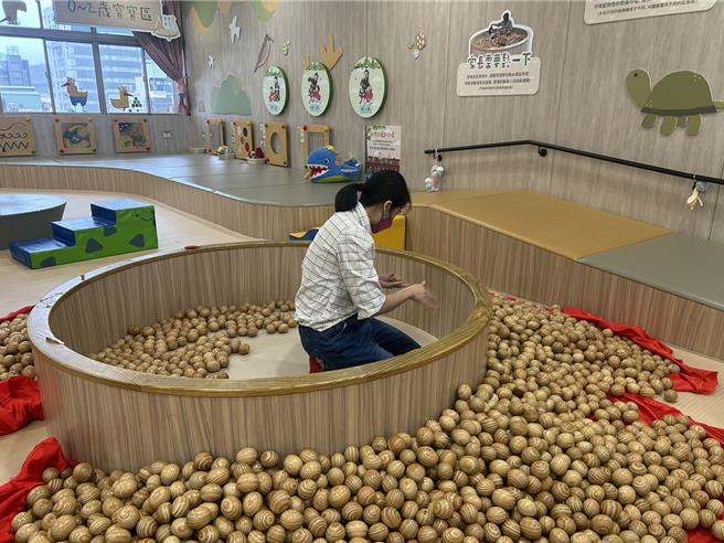 桃園市婦幼局說，平鎮親子館球池每周都會清潔消毒，工作人員會將所有木球撈出逐一以酒精清潔，也會將木框內清潔，並以紫外線燈消毒完成。（示意圖，非當事人，桃市婦幼局提供／呂筱蟬桃園傳真）