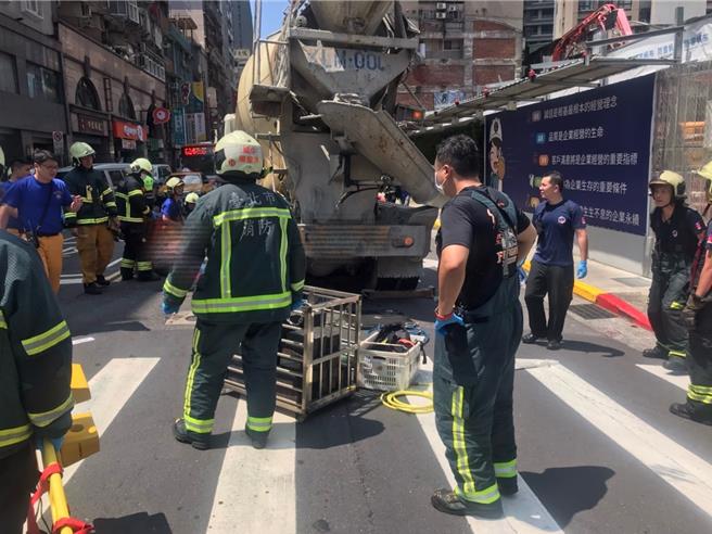 不只行人地獄，無辜婦走斑馬線被輾斃，王姓混凝土車駕駛竟是酒駕。（翻攝畫面）