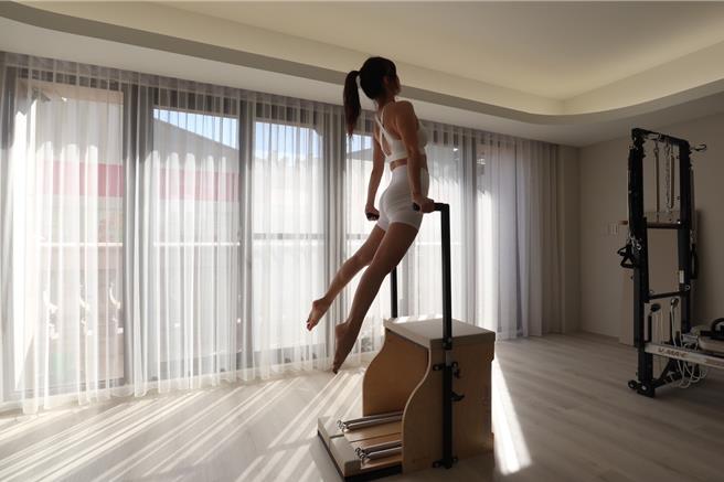 「Hayley's Pilates」主打寬敞舒適，從色調、燈光、植栽到香氛氣味都十分講究，塑造讓人放鬆的靜謐場域。（業者提供）