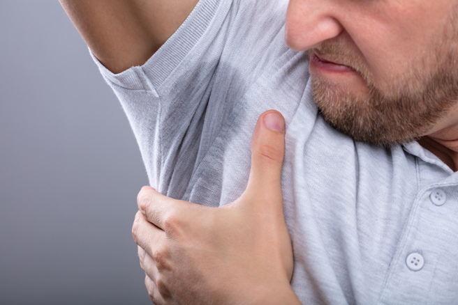 夏日大流汗，近期國外網友熱議「為何東亞人沒有體臭」，專家表示主要是東亞人的ABCC11基因突變，失去功能。（示意圖：shutterstock／達志）