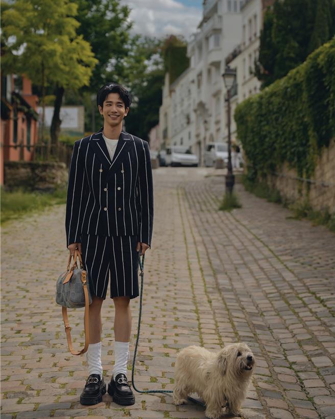 劉以豪悠閑漫步巴黎街頭。（品牌提供）