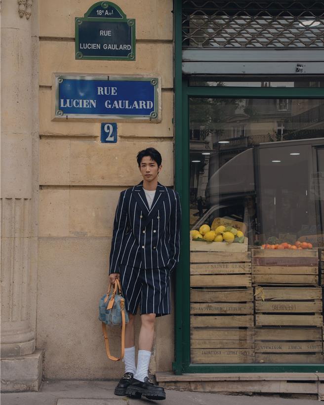 劉以豪悠閑漫步巴黎街頭。（品牌提供）