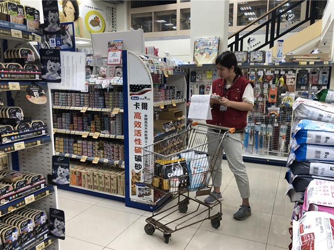 動保處抽檢寵物店家販售食品送畜產會檢驗。（新北市動保處提供）