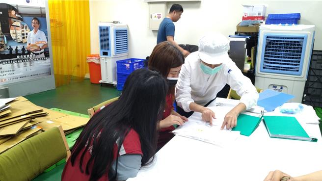 動保處稽查寵物食品成分標示自主檢驗報告。（新北市動保處提供）