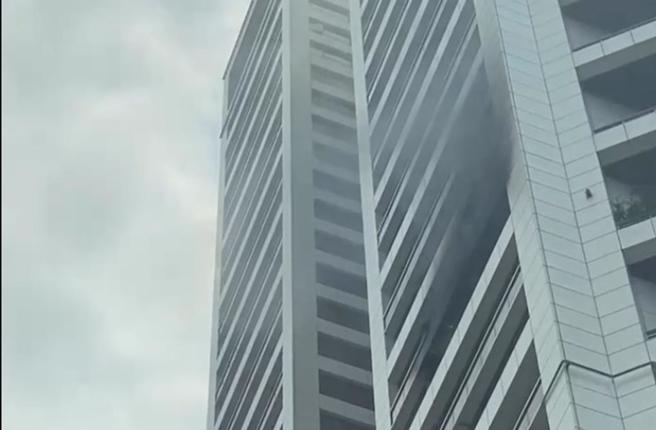 新北市淡水區中午發生高樓火警，1棟41樓建築物在21陽台竄出濃煙。（民眾提供）