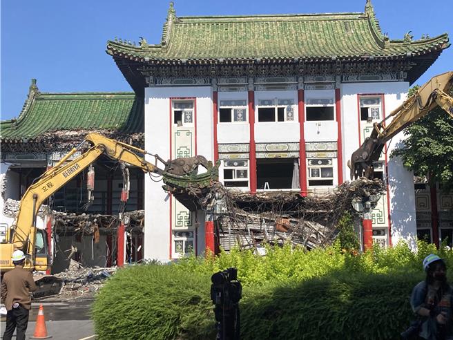 台北市立第一殡仪馆1965年启用以来，已营运近60年，因建物老旧及都市区位等因素，于24日上午8时30分开始拆除工程。（台北市民政局提供／刘彦宜台北传真）