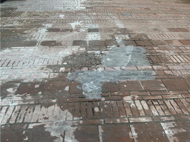 台中市雾峰区「阿罩雾旧街」路面以红砖铺设，不耐车辆往来辗压出现破损，街道以柏油填补如同贴「狗皮药膏」，年初更传出民眾跌倒骨折，目前修復方式地方看法不一。（市议员李天生提供／潘虹恩台中传真）