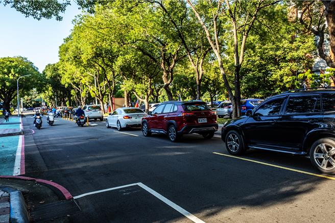 新竹县政府向中央争取「永续提升人行安全计画」竞争型补助案，获核定12案总经费1.8亿余元执行，其中县府周边道路将办理「县政中心交通寧静区示范计画」，提供洽公民眾良好的道路环境。（罗浚滨摄）