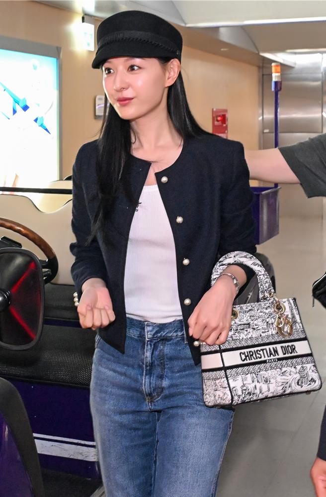金智媛現身桃園中正國際機場，一身Dior行頭俐落優雅。（桃園機場記者聯誼會提供／黃唯淯台北傳真）