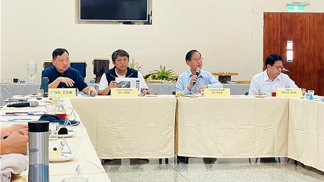 台东县副县长王志辉（左一）、立委黄建宾（左二）、立委郑天财（右二）、农业部次长黄昭钦（右一）出席台东地区农经建设考察会议。（萧嘉蕙摄）