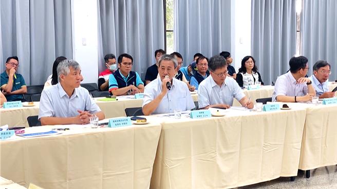 台东县政府农业处提案收购老旧渔船筏，协助渔民离渔，渔业署副署长王正芳（左二）表示，今年已提案争取经费办理沿近海渔船收购，核定后恢復办理。（萧嘉蕙摄）