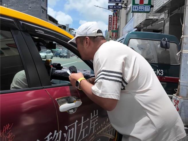 陸籍網紅Sean臨時取消所叫的計程車，司機收取100元費用引發留言討論指「輸了台灣旅遊形象」，高雄市交通局表示，若查證屬實可裁罰9千至9萬元罰鍰。（翻攝自「Sean逛吃TV」YouTube頻道／任義宇高雄傳真）