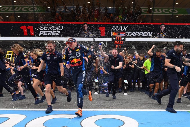 维斯塔潘跟队职员狂洒红牛浴庆祝夺下西班牙站冠军。(Red Bull提供)
