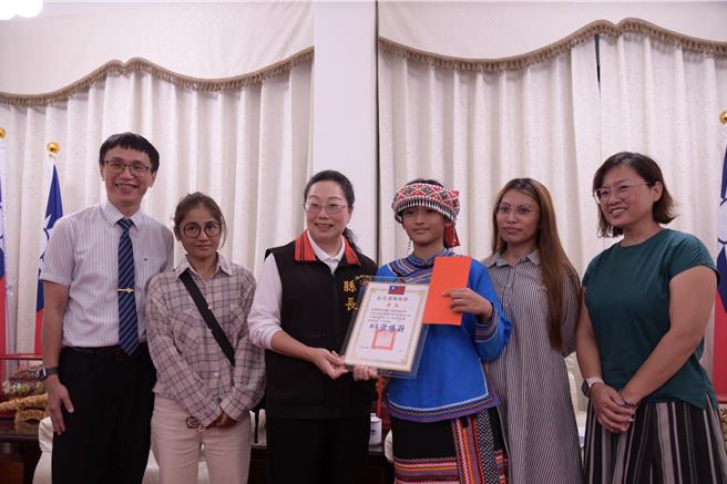 花莲县卓溪国小6年级林淳翊（右三）现为学校射箭队长，期间多次为校争光，今年获总统教育奖殊荣，县长县长徐榛蔚（右四）今天特别约见并亲自颁发奖状。（花莲县政府提供／罗亦晽花莲传真）