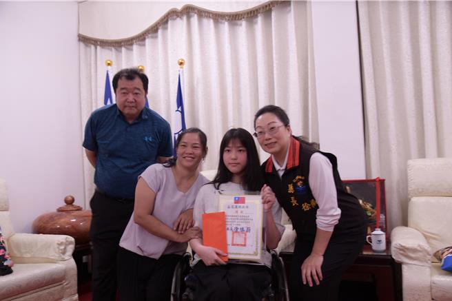 花莲县国风国中3年级黄诗婷（左二）自小腿伤需靠轮椅行动，但她却不怨天尤人，反而积极向学，获得今年总统教育奖的肯定，县长县长徐榛蔚（右一）今天特别约见并亲自颁发奖状。（花莲县政府提供／罗亦晽花莲传真）
