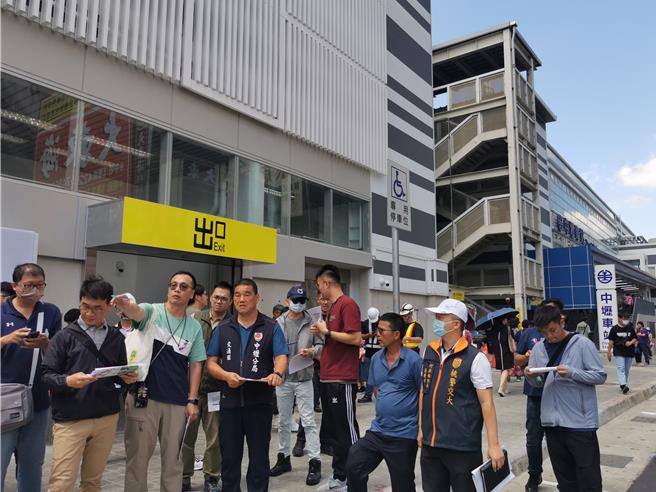 中坜站前交通乱，即日起交通整顿宣导，7月1日起警方执法取缔。（吕筱蝉摄）