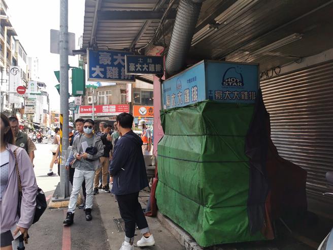 中坜站前交通乱，即日起交通整顿宣导，7月1日起警方执法取缔。（吕筱蝉摄）