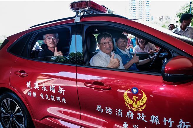 瑞昱半導體資訊技術處長詹德全（左），捐贈2部消防救災車，縣長楊文科（右）感謝詹德全用實際行動，支持消防工作。（羅浚濱攝）