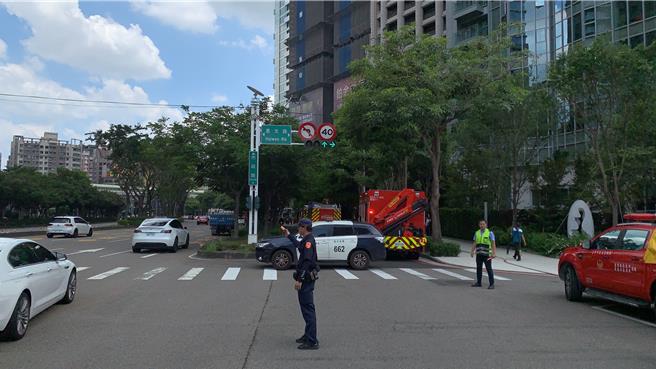 台中市七期建筑工地11楼24日发生火警，一名女工人吸入浓烟致身体不适。（民眾提供）