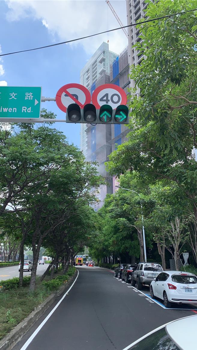 台中市七期建筑工地11楼24日发生火警，一名女工人吸入浓烟致身体不适。（民眾提供）
