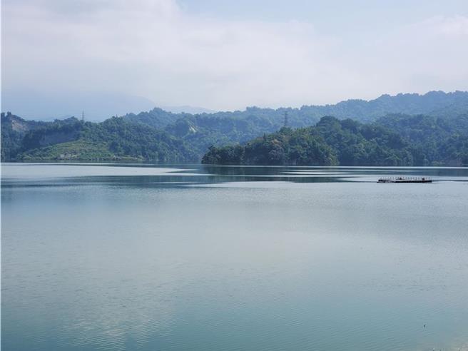雲林縣湖山水庫24日滿庫溢流，水庫管理中心表示由4月24日最低水位190.87公尺、蓄水量33.49％開始蓄水上升，24日已達滿水位211.5公尺，有效蓄水量5060萬公噸。（本報資料照片）