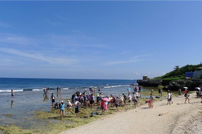 屏東縣小琉球上周跳電引發缺電疑慮，立委徐富癸關心旅遊旺季用電量還會攀升，要求台電全面盤點琉球鄉電力結構，經濟部今宣布，明年小琉球供電將多一倍，今夏則備妥6台發電機。圖為遊客到小琉球潮間帶生態之旅。（屏東縣政府提供／羅琦文屏東傳真）