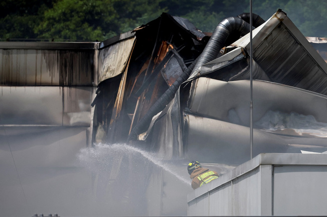 南韓京畿道華城市電池製造商ARICELL的工廠24日發生火警，逾20人罹難。（圖／路透社）