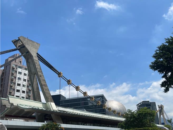 台北捷运剑潭站有特殊的龙骨造型屋顶。（刘彦宜摄）