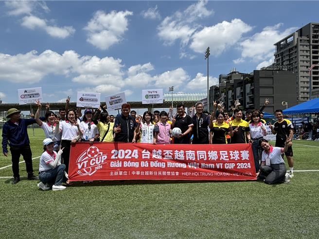 「2024台越盃越南同鄉足球賽－台中區預賽」23日起在太原足球場開踢，來自北、中、南越籍移工、學生以及已歸化的新住民們匯聚一堂、以球會友。（馮惠宜攝）