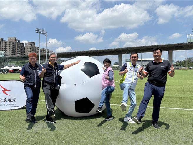 「2024台越盃越南同鄉足球賽-台中區預賽」23日起在太原足球場開踢，來自北、中、南越籍移工、學生以及已歸化的新住民們匯聚一堂、以球會友。（馮惠宜攝）