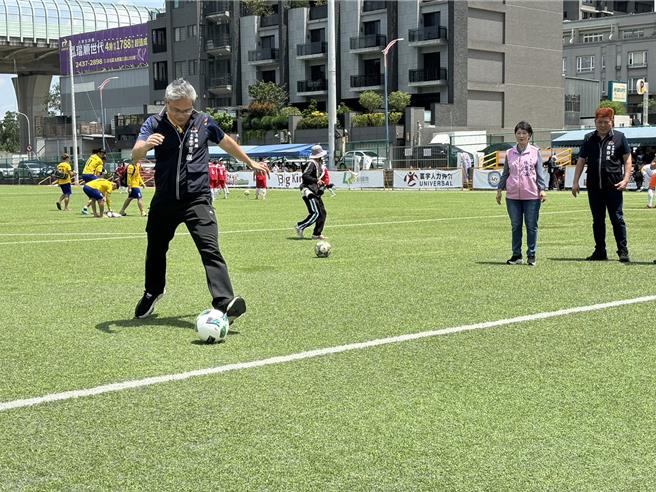 「2024台越盃越南同鄉足球賽-台中區預賽」23日起在太原足球場開踢，來自北、中、南越籍移工、學生以及已歸化的新住民們匯聚一堂、以球會友。（馮惠宜攝）