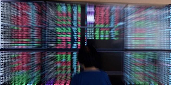 台股出现剧烈回檔，24日收盘下杀超过400点。（图／报系资料照）