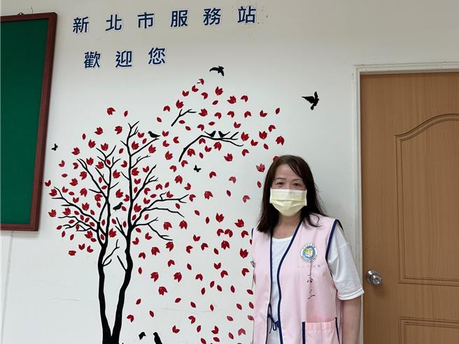 黄金凤女士选择人潮最多的中午热门时段为民眾服务。（移民署新北专勤队提供）