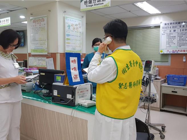 卫福部台中医院上周五（6月21日）当日接获1名30多岁工地工人因户外工作2小时热伤害送医个案。（冯惠宜摄）
