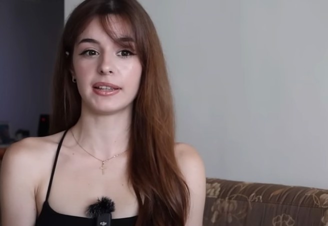 在台湾长住5年的乌克兰美女Masha，母亲最近想来台帮她找对象。（图／翻摄自不要闹工作室YouTube）