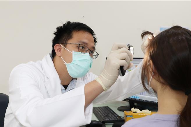 仁爱长庚合作联盟医院皮肤科医师葛宗昀（左）24日指出，俗称「皮蛇」的带状疱疹是由水痘带状疱疹病毒感染，疹子出现前常先感到刺麻、抽痛及有烧灼感，疹子长出则会看到红斑、群聚大小不一的水泡。（仁爱长庚合作联盟医院提供／潘虹恩台中传真）