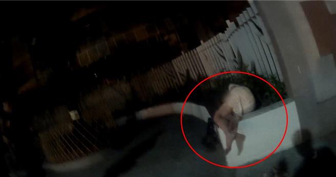 台中市1名43岁陈姓女子日前深夜酒后倒卧北区中华国小围墙休息，路人怕意外两度报警。（中市二分局提供／冯惠宜台中传真）