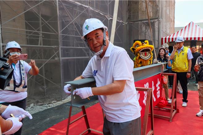 苗栗縣長鍾東錦鎖上金螺絲。（苗栗縣政府提供／李京昇苗栗傳真）