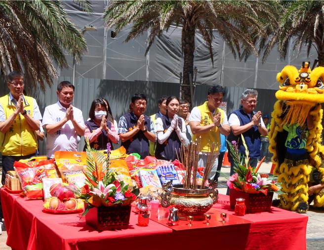 苗栗縣長鍾東錦等人祈求工程順利。（苗栗縣政府提供／李京昇苗栗傳真）
